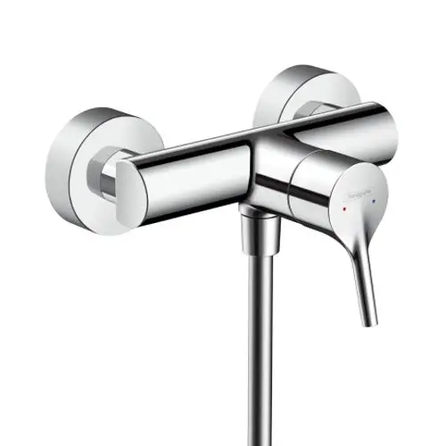 Hansgrohe Einhebel-Brausemischer in Chrom-Ausführung mit zwei Wandbefestigungen und einem integrierten Hebel zur Einstellung von Wasserfluss und -temperatur.